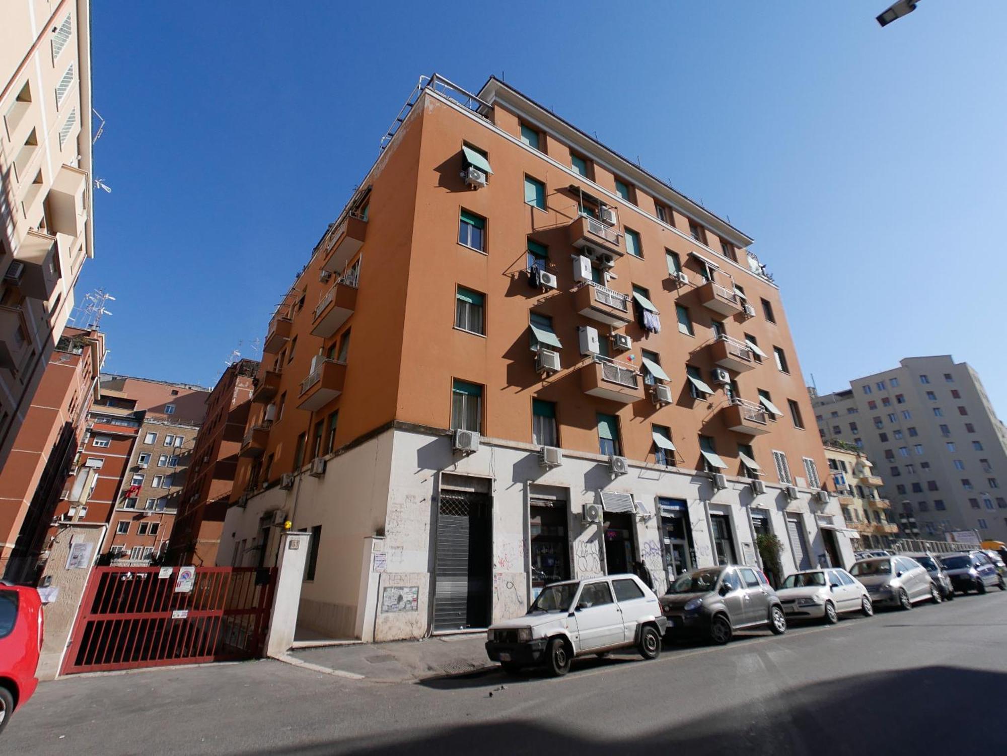 Chic Modern 2-Bedroom Near Metro Рим Экстерьер фото
